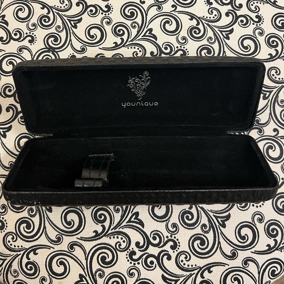 Younique empty hard shell mascara case - Picture 3 of 4